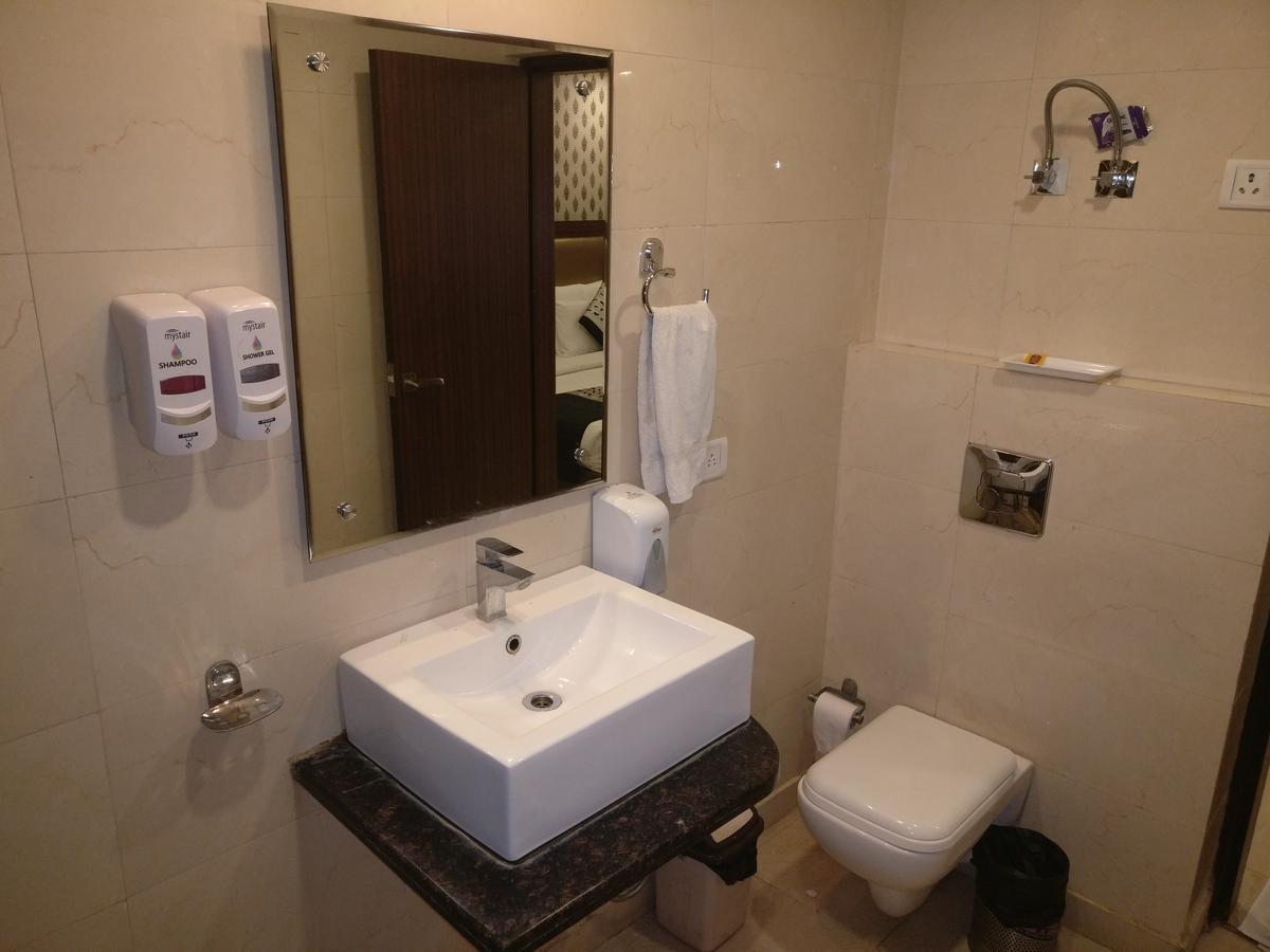 Hotel Pawan Plaza Near Sir Ganga Ram Hospital Delhi  Eksteriør billede